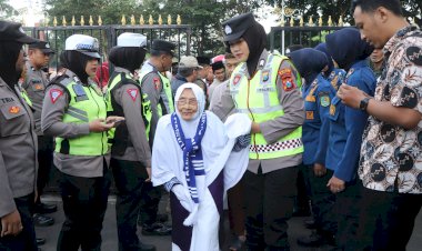 Ramah-Lansia-Puluhan-Polwan-Polres-Trenggalek-Dikerahkan-Bantu-Calon-Jamaah-Haji